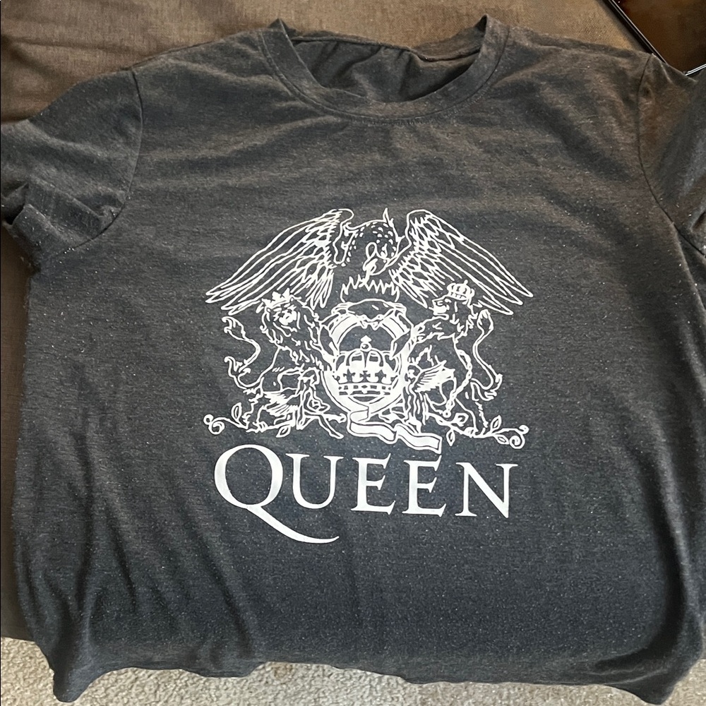 Que Charcoal Graphic Tee